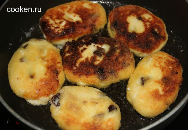 Сирники з родзинками, манкою і курагою