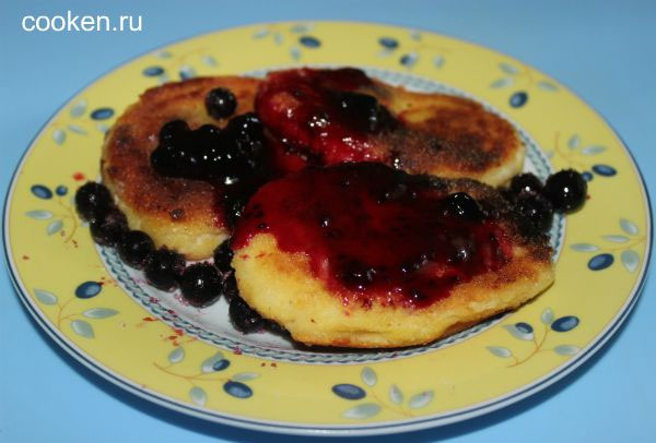 Сирники з родзинками, манкою і курагою