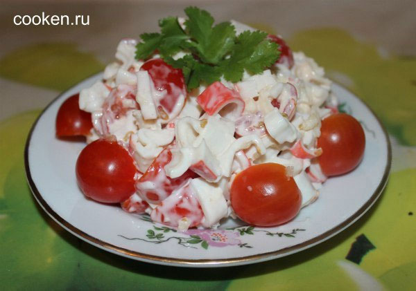 Салат з крабовими паличками і помідорами