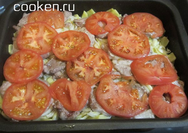 М'ясо по-французьки з картоплею і помідорами в духовці