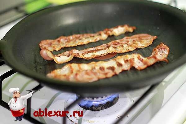 Яйця «Бенедикт» з соусом з жовтків і шматочком бекону