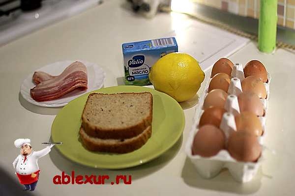 Яйця «Бенедикт» з соусом з жовтків і шматочком бекону