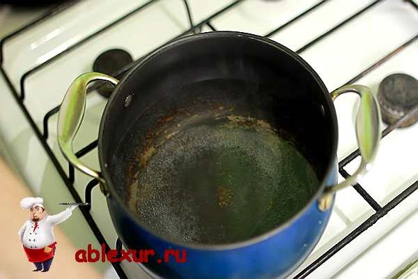 Яйця «Бенедикт» з соусом з жовтків і шматочком бекону