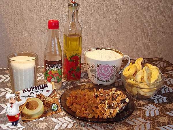 Пісний торт з родзинками і горіхами. Рецепт з фото