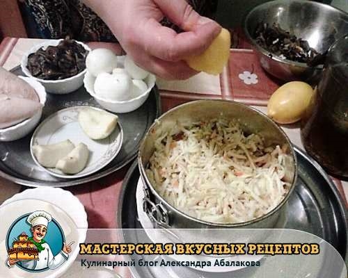 Святковий салат «Сніговий замет» - рецепт з куркою і грибами